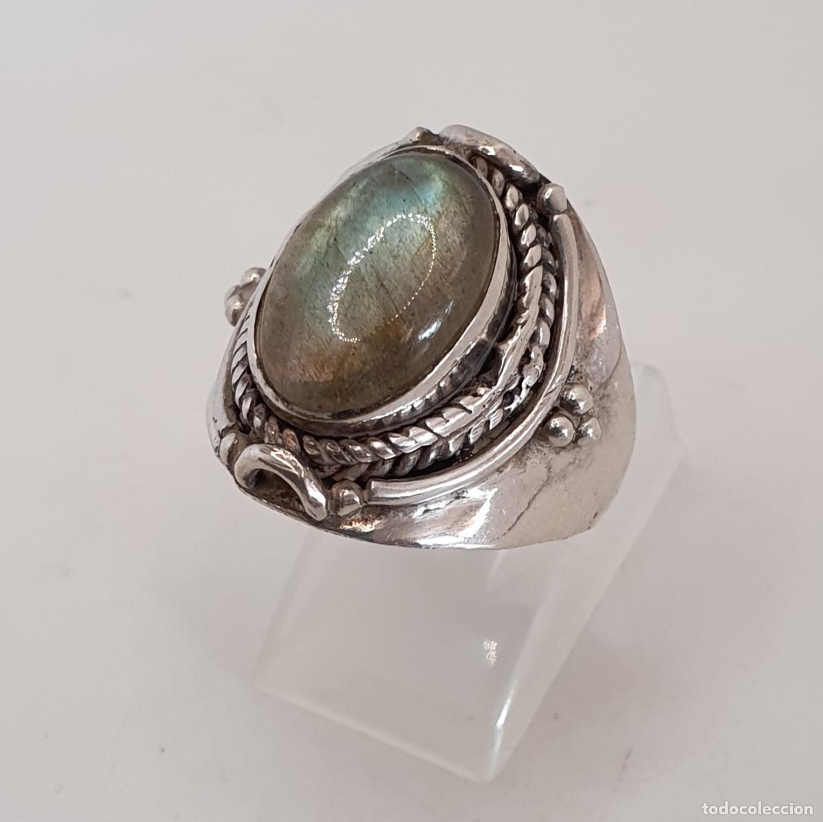 Joyeria: Magn&iacute;fico anillo de corte &eacute;tnico en plata de ley 925 con gran cabuj&oacute;n de piedra labradorita natural.