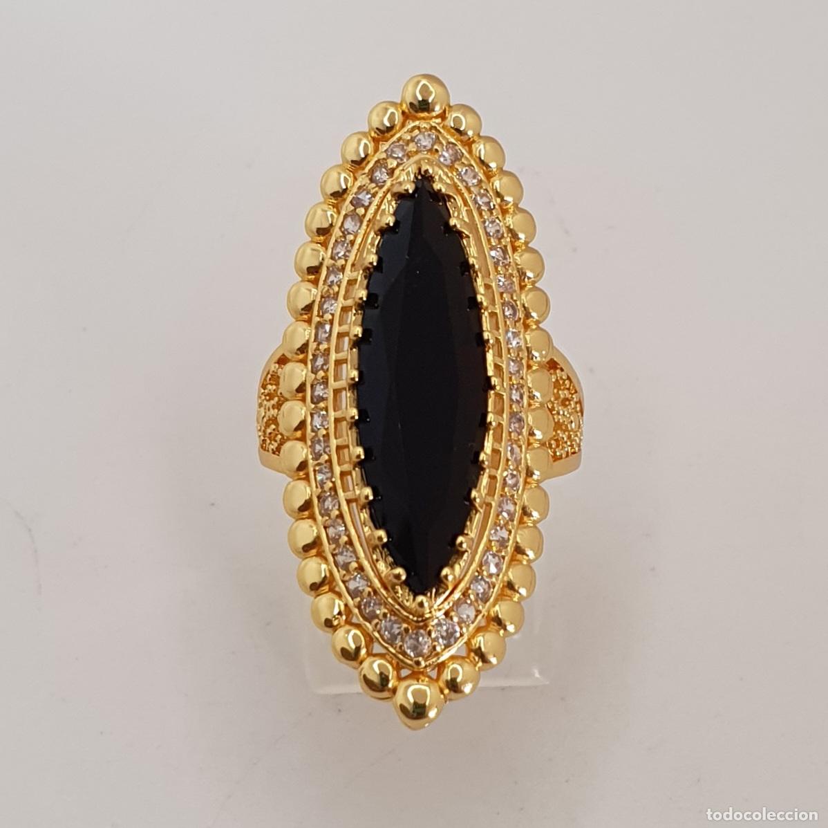 Joyeria: Magn&iacute;fico anillo tipo lanzadera, con acabados en oro de 14k, circonitas y gran azabache creado.
