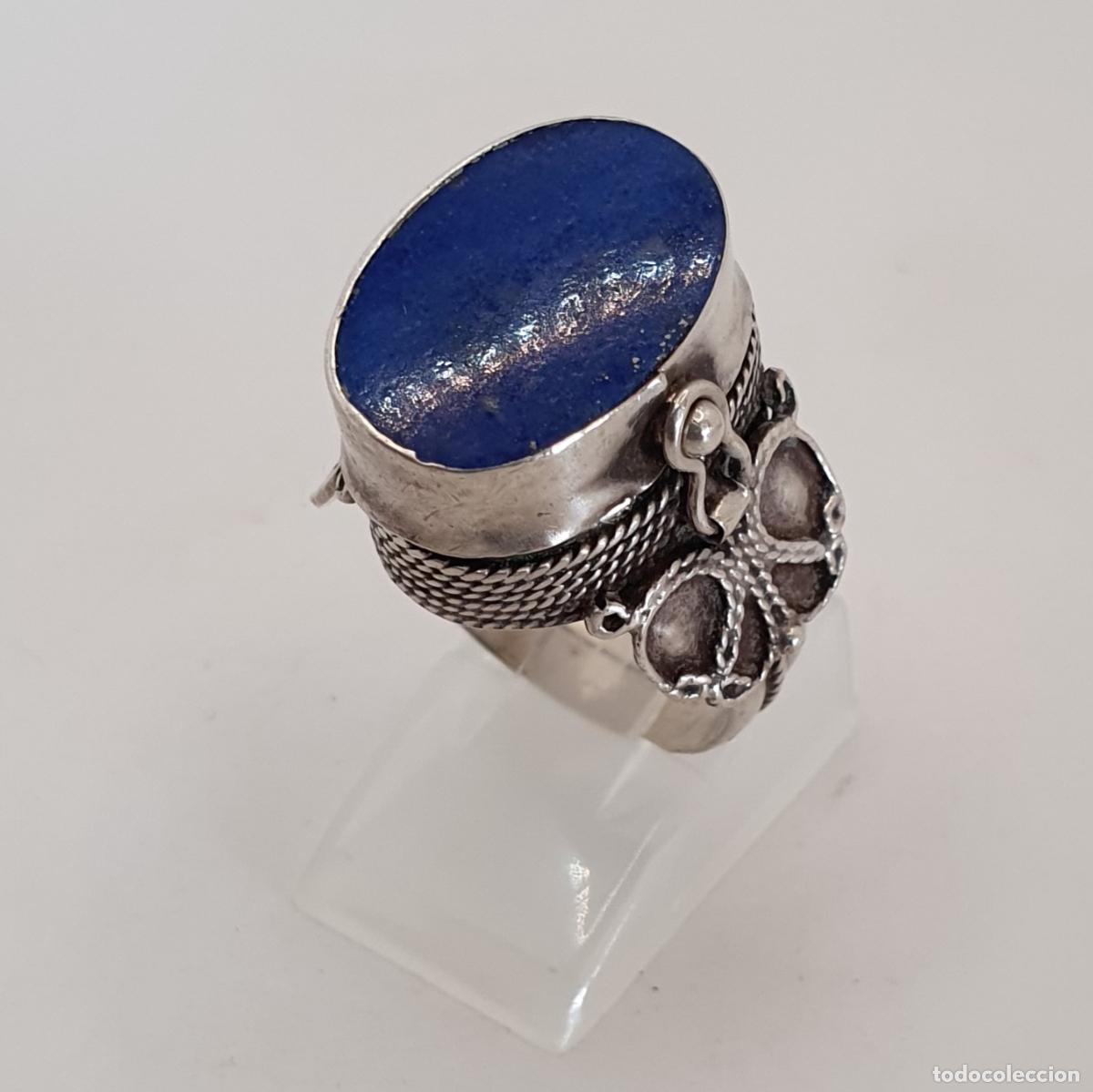 Joyeria: Gran anillo antiguo tipo cofre venenero en plata de ley con cabuj&oacute;n de lapisl&aacute;zuli aut&eacute;ntico oval.