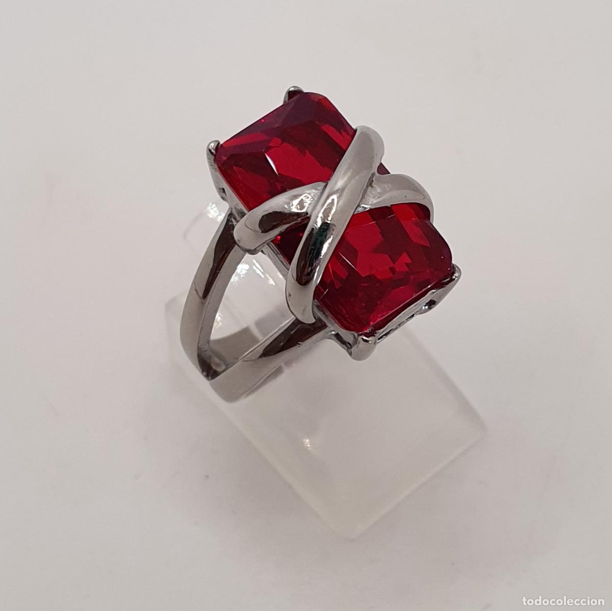 Joyeria: Original anillo en acero con rub&iacute; creado talla baguette y engarce tipo lazo de regalo.