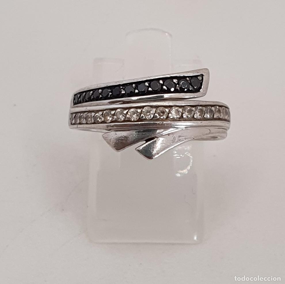 Joyeria: Elegante anillo de corte cl&aacute;sico en plata de ley 925 con circonitas y obsidianas talla brillante.