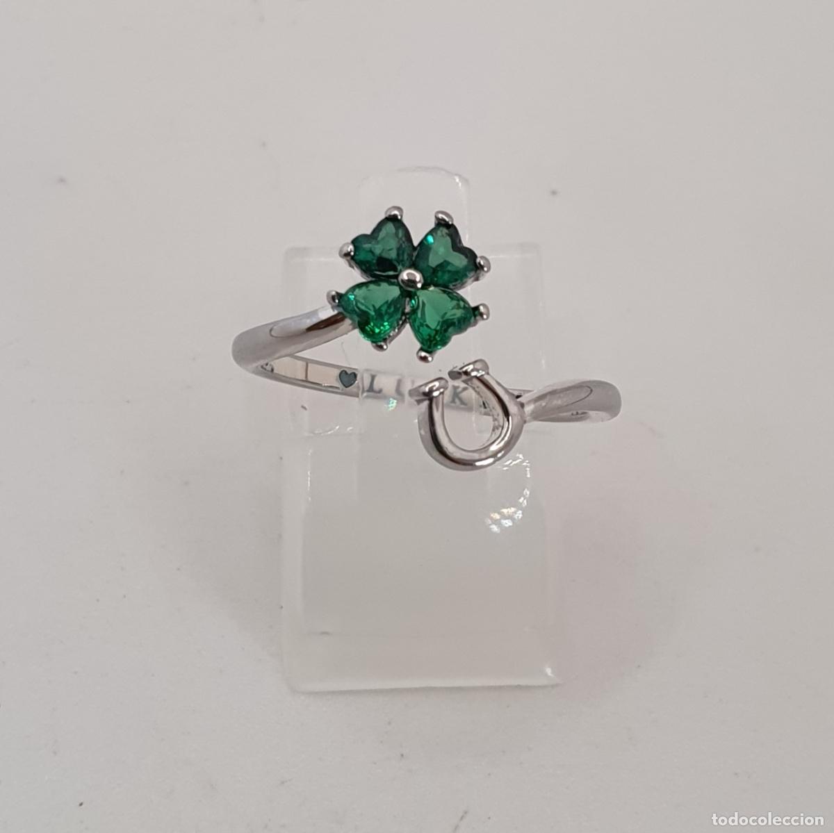 Joyeria: Sortija amuleto de la fortuna con acabados en plata 925, tr&eacute;bol de esmeraldas creadas y herradura.