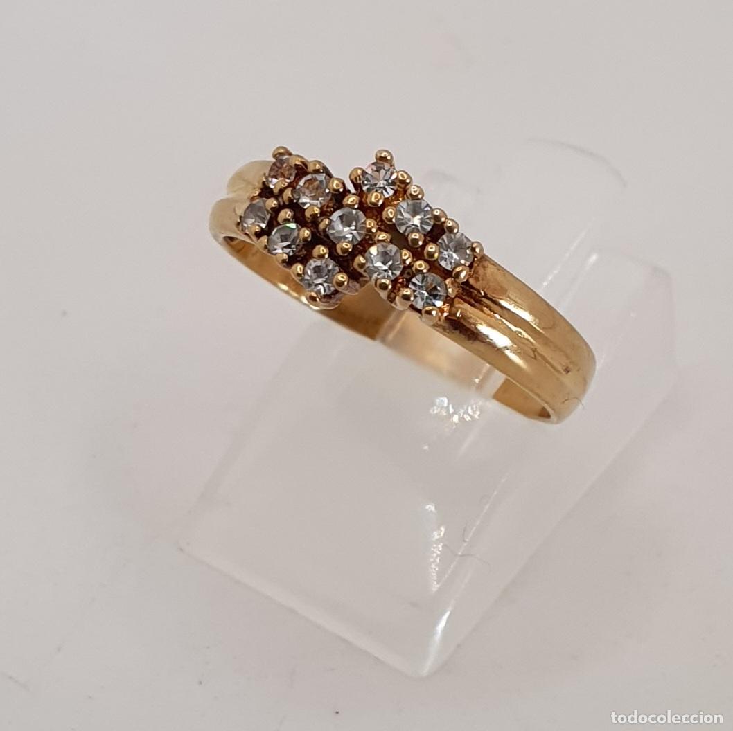 Joyeria: Elegante sortija tipo alianza antigua en plata de ley chapado en oro de 18k y circonitas engarzadas.