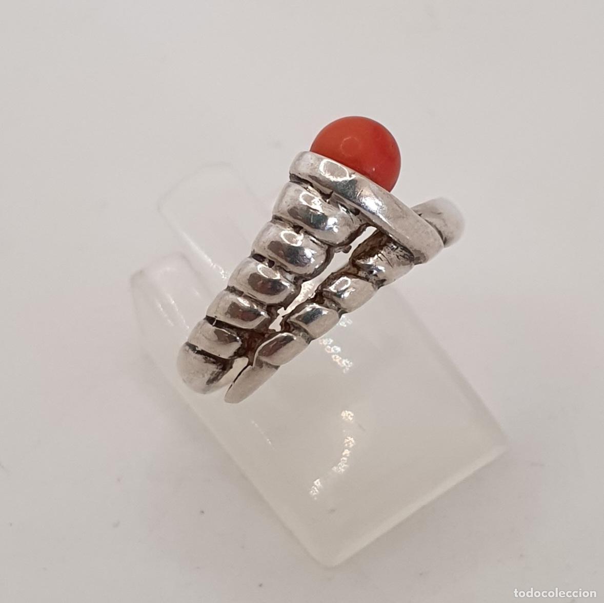 Joyeria: Original sortija antigua dise&ntilde;o cornucopia en plata de ley sellada con perla de coral aut&eacute;ntico.