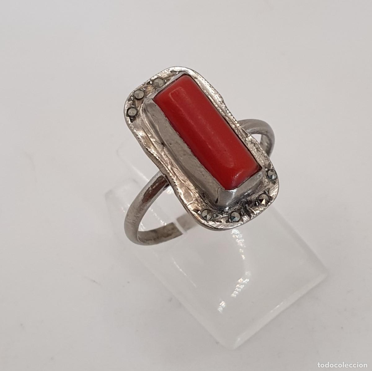 Joyeria: Sortija antigua en plata de ley, marquesitas talla brillante y cabuj&oacute;n de coral natural incrustado.