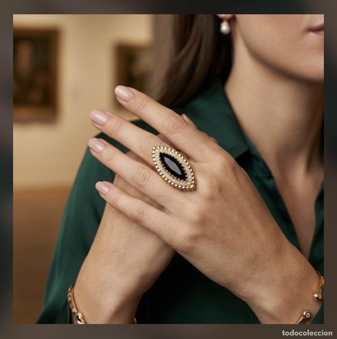 Jewelry: Magn&iacute;fico anillo tipo lanzadera, con acabados en oro de 14k, circonitas y gran azabache creado.