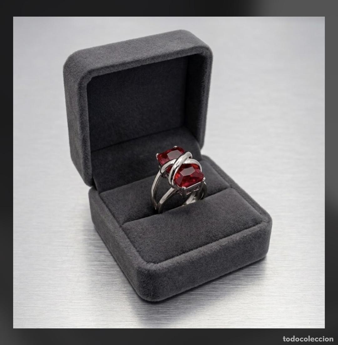 Jewelry: Original anillo en acero con rub&iacute; creado talla baguette y engarce tipo lazo de regalo.