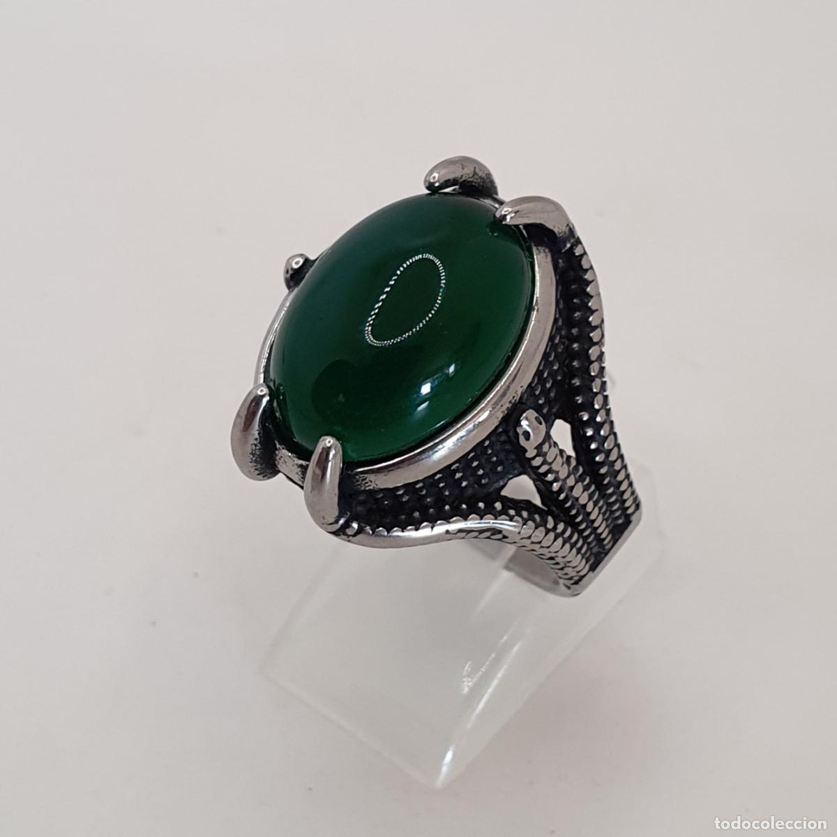 Gioielleria: Original anillo de hombre en acero de estilo g&oacute;tico con cabuj&oacute;n de &aacute;gata verde engarzado.