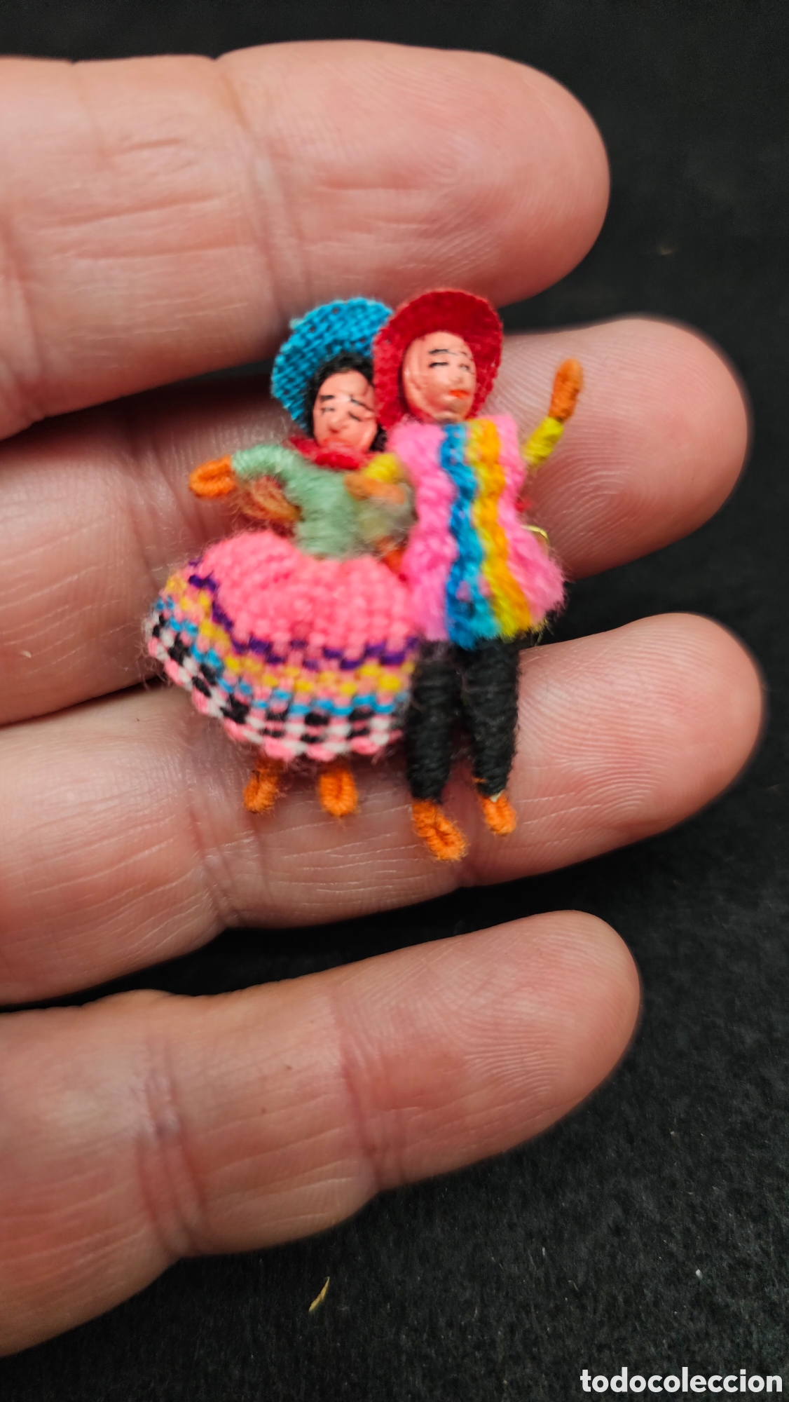 Joyeria: Antiguo broche debtela y lana que representa a una pareja de bailarines andinos