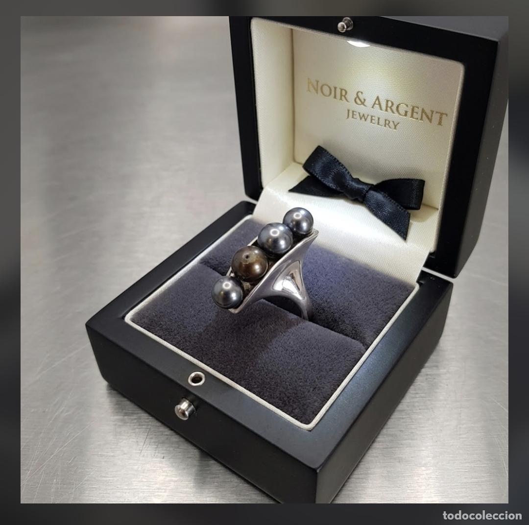 Joaillerie: Original anillo de plata de ley con perlas negras de dise&ntilde;o.