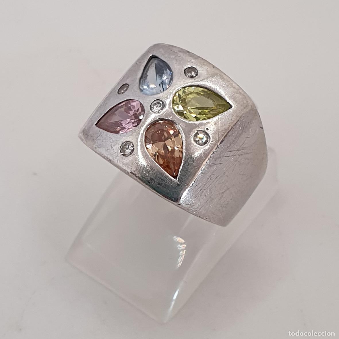 Joaillerie: Exquisito anillo en plata de ley 925 con topacios, kunzita, peridoto y circonitas talla brillante.