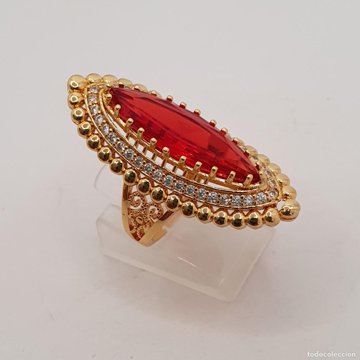 Joaillerie: Magn&iacute;fico anillo tipo lanzadera, con acabados en oro de 14k, circonitas y gran rub&iacute; creado.