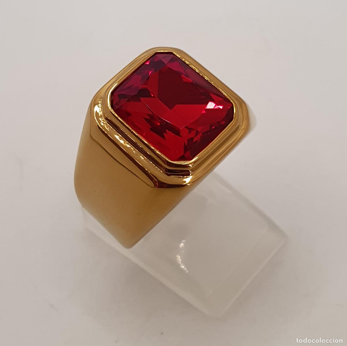 Joaillerie: Elegante anillo de se&ntilde;or en acero con acabados en oro de 18k y rub&iacute; creado incrustado.