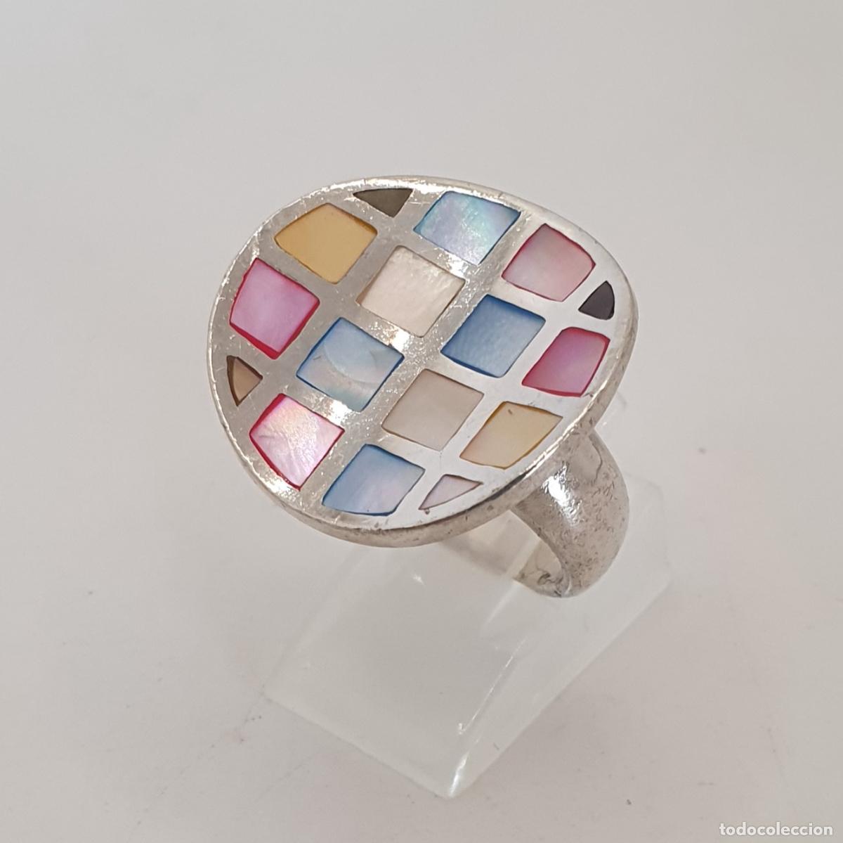Joaillerie: Original anillo de dise&ntilde;o en plata de ley maciza 925 con aplicaciones de n&aacute;car en tonos pastel.