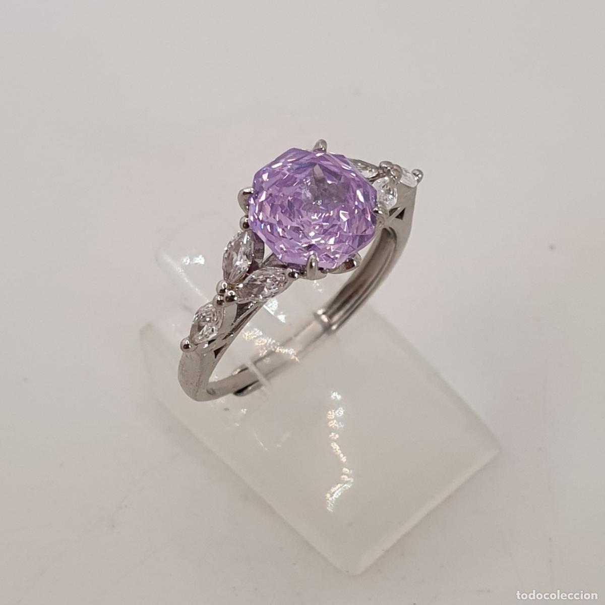 Joaillerie: Elegante sortija con acabados en plata, circonitas talla marqu&eacute;s y piedra color malva talla de rosa.