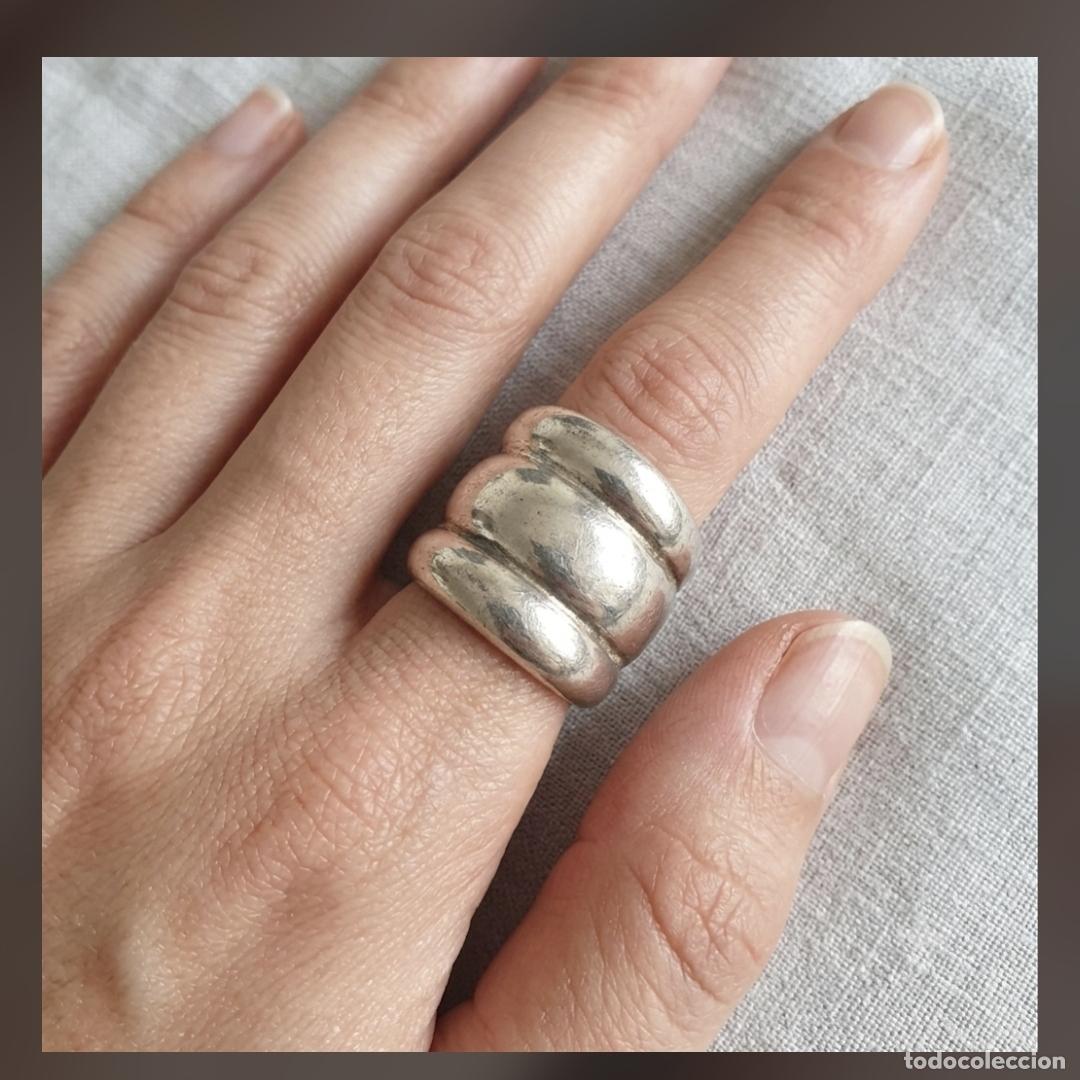 Joyeria: Anillo ancho abombado de tres fases con acabados en plata.
