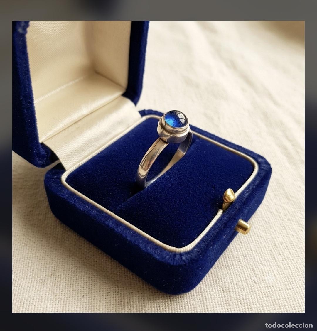 Joyeria: Sortija antigua en plata de ley 925 tipo solitario con cabuj&oacute;n de &aacute;gata azul incrustado.