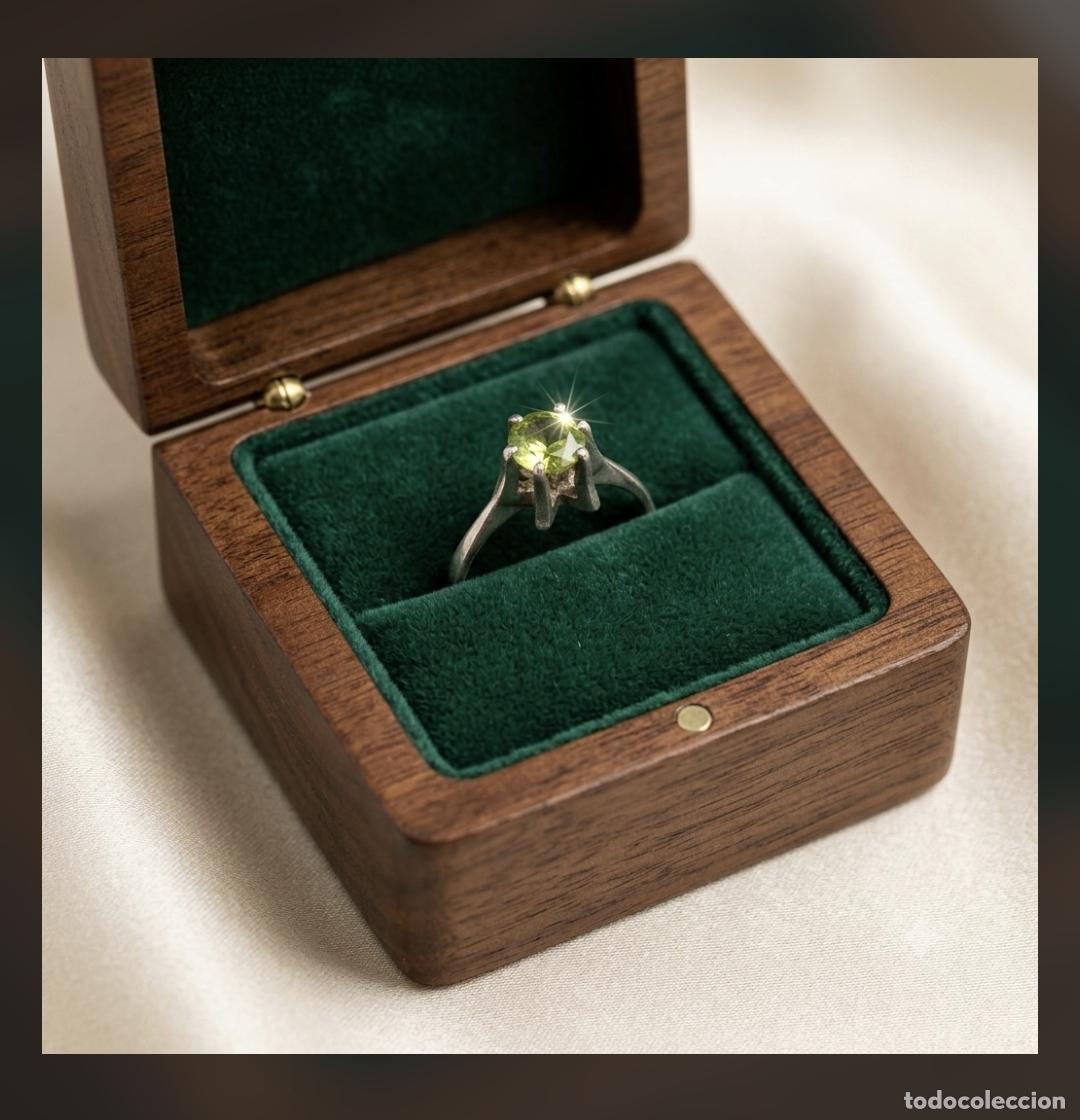 Gioielleria: Sortija antigua en plata de ley dise&ntilde;o garras largas sujetando un precioso peridoto talla diamante.