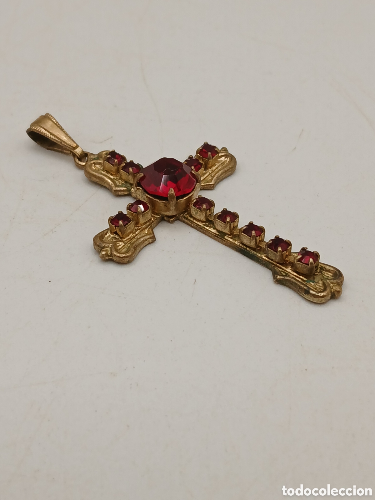 Joyeria: Cruz colgante lat&oacute;n dorado y pedrer&iacute;a