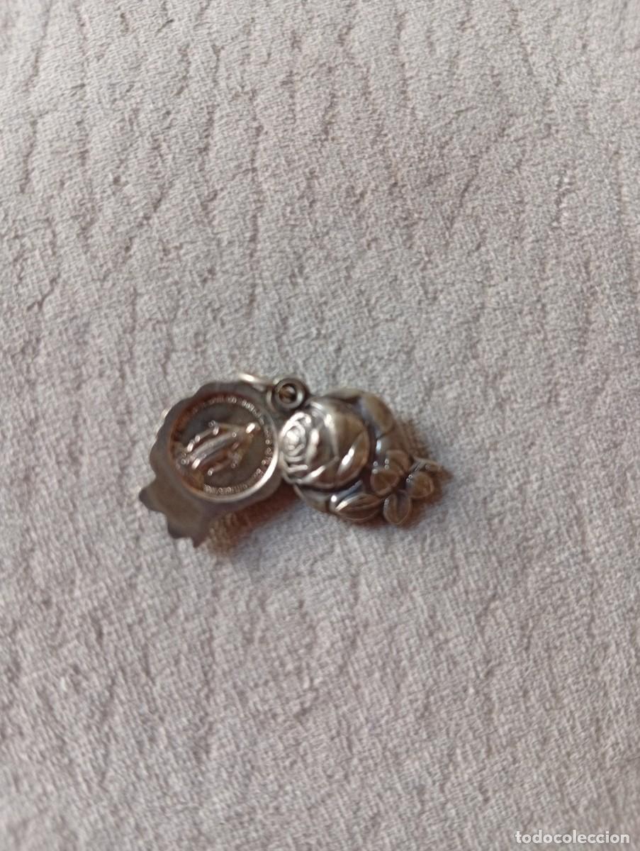 Joyeria: Colgante religioso en forma de flor