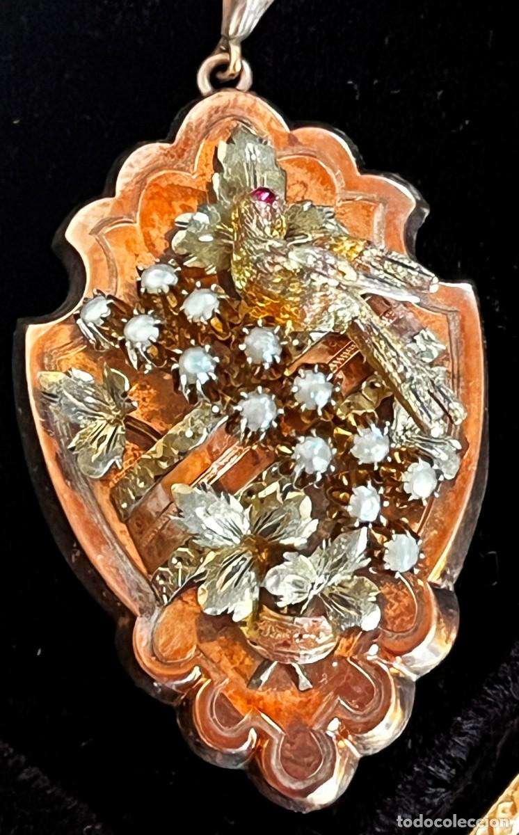 Jewelry: ANTIGUO BROCHE COLGANTE, ORO BAJO DE 9 K, P&Aacute;JARO Y FLORES, SIGLO XIX, 5,46 GRAMOS