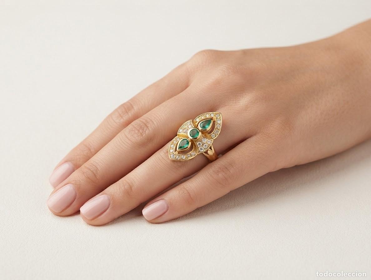 Jewelry: PRECIOSA SORTIJA LANZADERA DE ORO 18K CON BRILLANTES Y ESMERALDAS