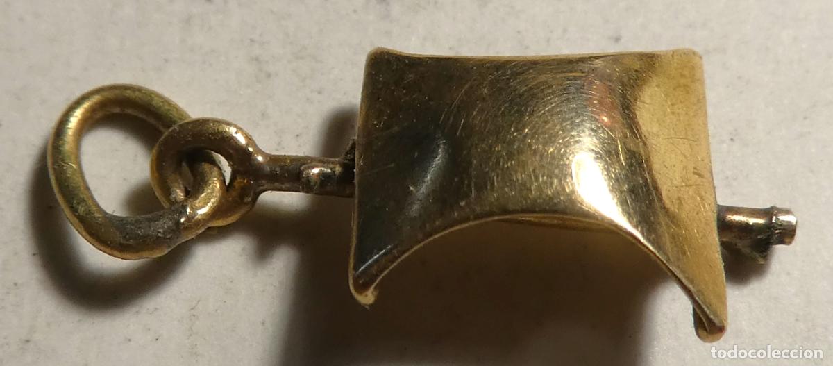 Schmuck: Peque&ntilde;o colgante en forma de vela de barco de oro de 18 K,mide 18mm y pesa 0,5 gr