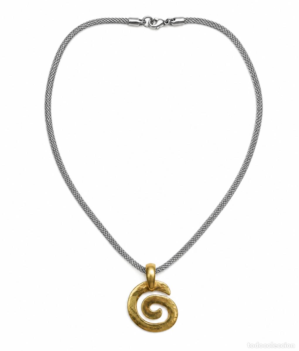 Joyeria: COLLAR CON COLGANTE DE ESPIRAL DORADO Y CADENA PLATEADA DE MALLA - CIERRE DE MOSQUET&Oacute;N