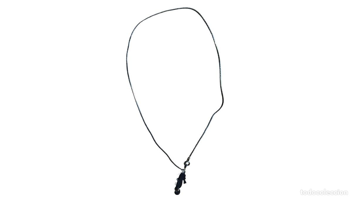 Joyeria: COLLAR CON COLGANTE DE CABALLITO DE MAR EN MADERA OSCURA Y CADENA FINA - CIERRE DE ANILLA