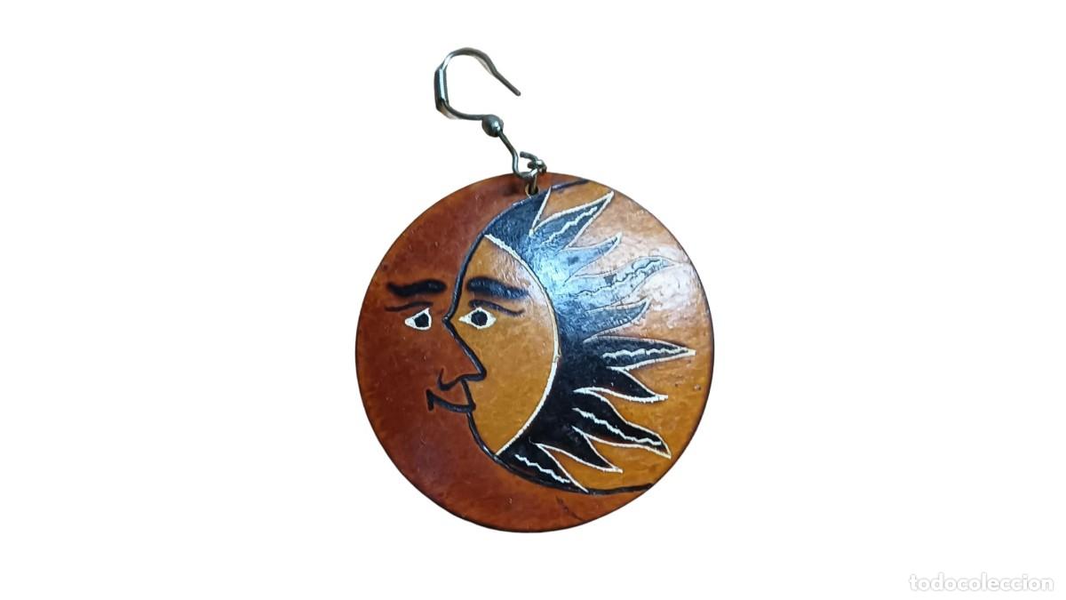Joyeria: PENDIENTE DE C&Aacute;SCARA DE COCO CON LUNA Y SOL - DIBUJO ARTESANAL EN RELIEVE Y TINTA
