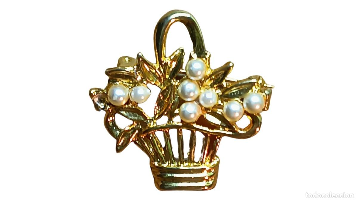 Joyeria: BROCHE DE CESTA DE FLORES CON PERLAS - METAL DORADO CON HOJAS EN RELIEVE - ALFILER VINTAGE 80-90
