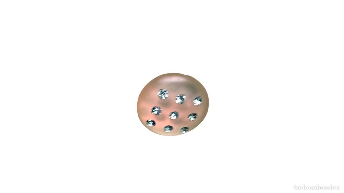 Joyeria: PENDIENTE DE PRESI&Oacute;N CON C&Uacute;PULA ROSA NACARADA Y 9 CRISTALES BRILLANTES - BOT&Oacute;N REDONDO