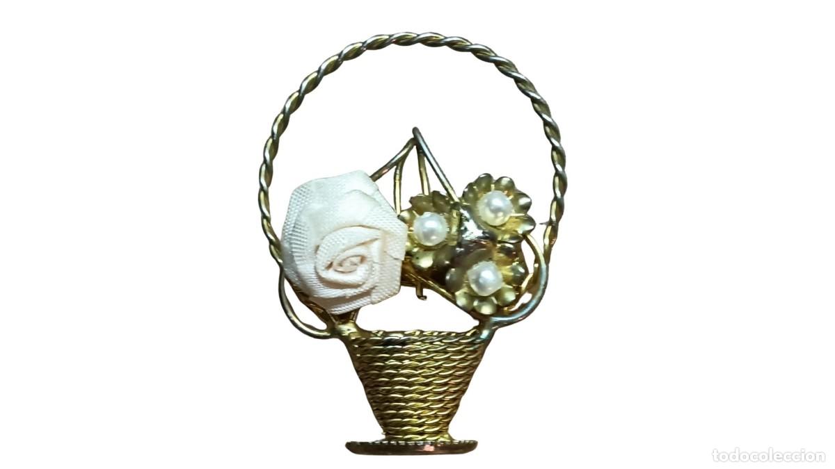 Joyeria: BROCHE DE CESTA DE FLORES CON ROSA DE TELA Y PERLAS - ASA DE ALAMBRE TRENZADO - METAL DORADO - ALFIL