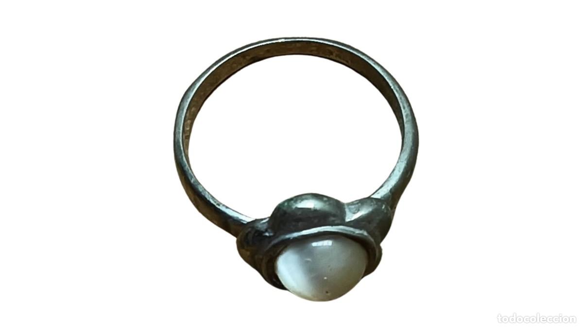 Joyeria: ANILLO VINTAGE DE METAL PLATEADO CON FLOR DE 5 PUNTAS Y CABUJ&Oacute;N BLANCO OPALINO CON REFLEJOS