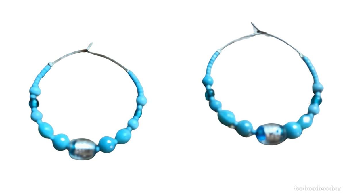 Joyeria: PENDIENTES DE ARO GRANDES CON CUENTAS AZUL TURQUESA Y CUENTA CENTRAL PLATEADA