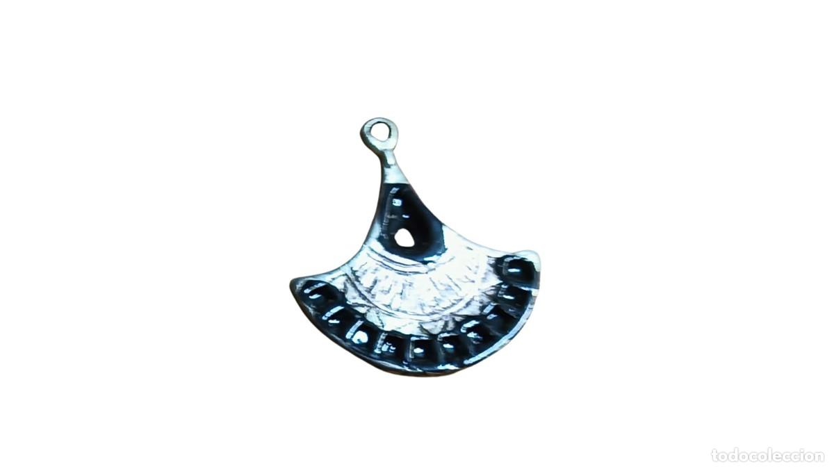 Joyeria: COLGANTE DE ABANICO CON ESMALTE NEGRO Y RELIEVE ESTRIADO - METAL PLATEADO