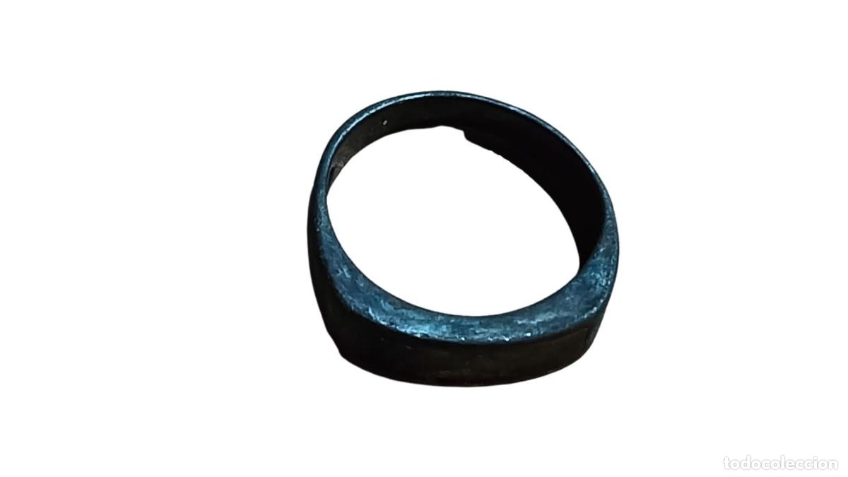 Joyeria: ANILLO ANTIGUO DE BANDA PLANA &Oacute;PALO NEGRO - JUEGO DE COLORES VISIBLE CON LUPA 10X