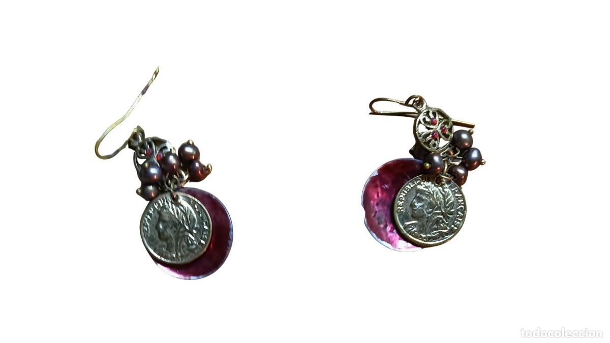 Joyeria: PENDIENTES CON MONEDA FRANCESA &ldquo;R&Eacute;PUBLIQUE FRAN&Ccedil;AISE&rdquo; DORADA, DISCO DE N&Aacute;CAR ROJO Y PERLITAS MARRONE