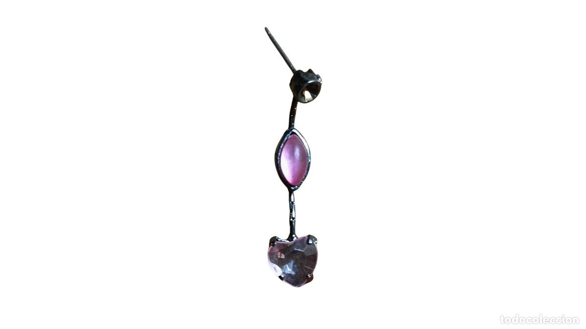 Joyeria: PENDIENTE LARGO DE PRESI&Oacute;N CON CABUJ&Oacute;N ROSA Y CORAZ&Oacute;N FACETADO - METAL OSCURO MARTILLADO - PAR DE PE