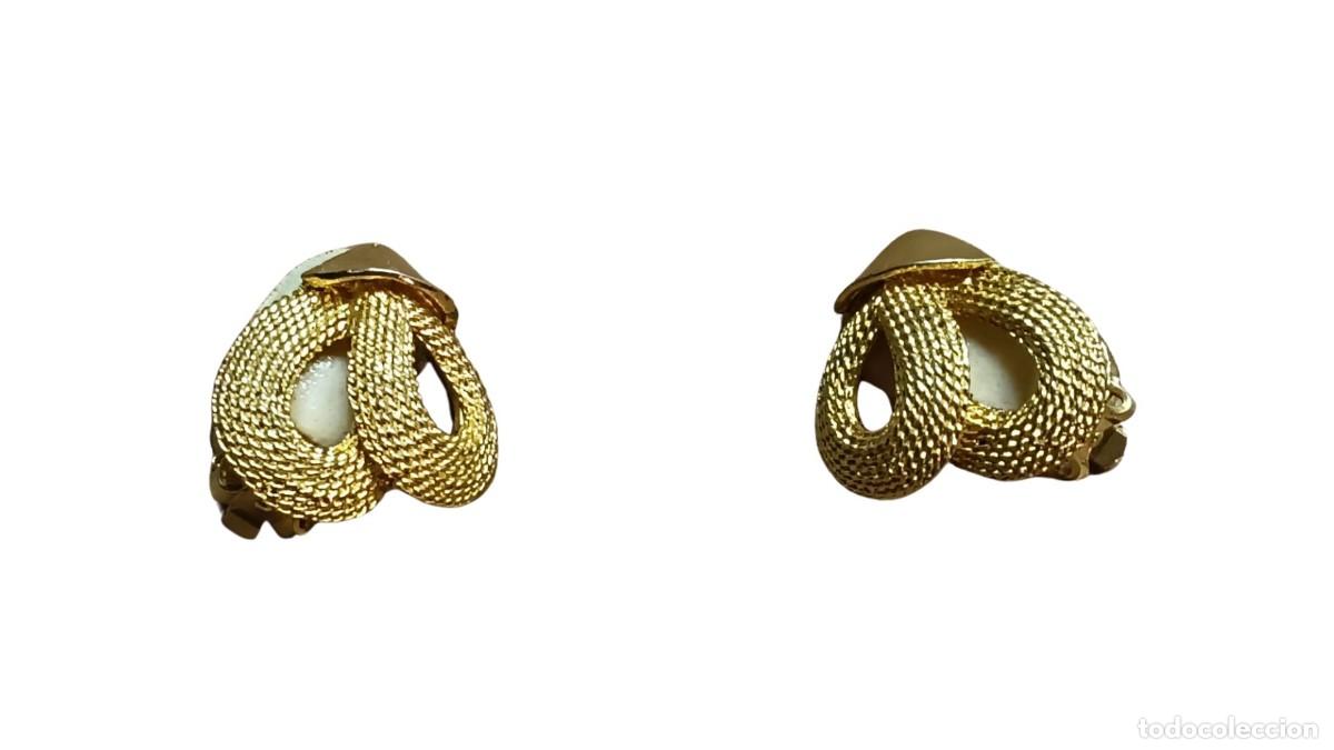 Joyeria: PENDIENTES DE PRESI&Oacute;N DORADOS CON LAZO DE MALLA TEXTURIZADA Y FONDO BLANCO NACARADO