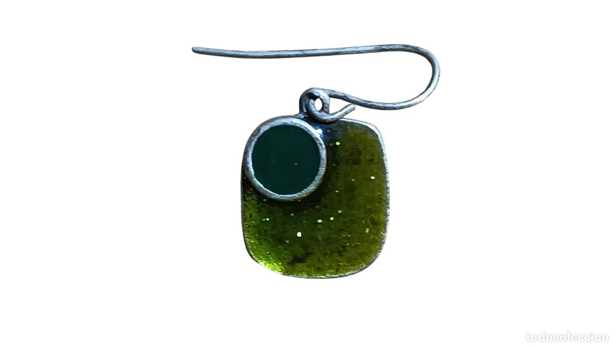 Joyeria: PENDIENTE DE GANCHO CON PLACA CUADRADA EN ESMALTE VERDE OLIVA CON PURPURINA Y C&Iacute;RCULO VERDE OSCURO