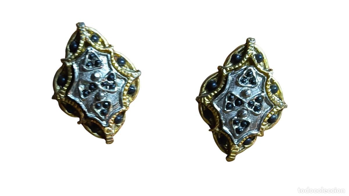 Joyeria: PENDIENTES DE PRESI&Oacute;N CON ROMBO ORNAMENTAL, CENTRO PLATEADO CON CUENTAS NEGRAS