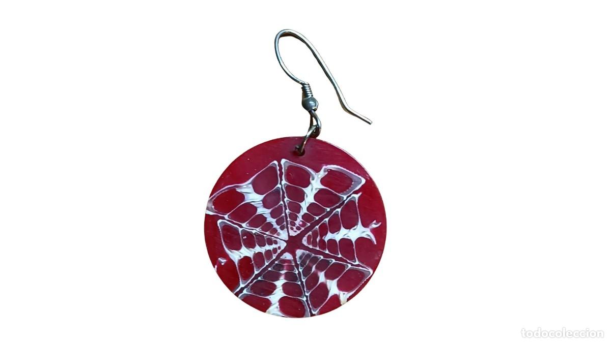Joyeria: PENDIENTE VINTAGE - DISCO ROJO CON INCRUSTACI&Oacute;N DE N&Aacute;CAR - DISE&Ntilde;O DE TELARA&Ntilde;A - GANCHO DE METAL