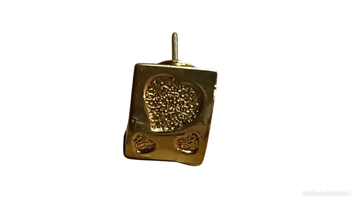 Joyeria: PENDIENTE VINTAGE - TRES CORAZONES EN RELIEVE - PLACA CUADRADA - METAL DORADO - A&Ntilde;OS 80-90