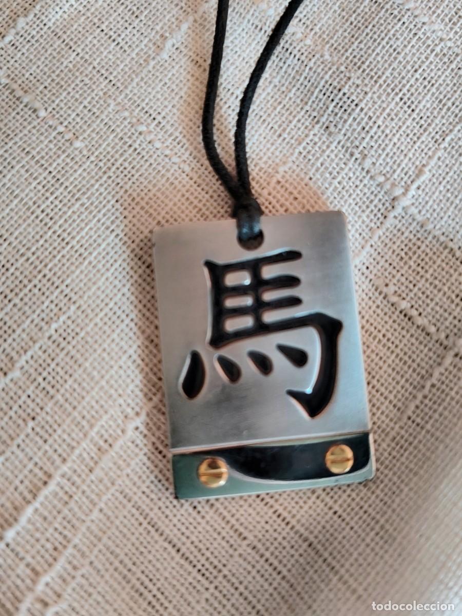 Joyeria: Colgante de acero y oro. Sello '750'. S&iacute;mbolo chino de caballo