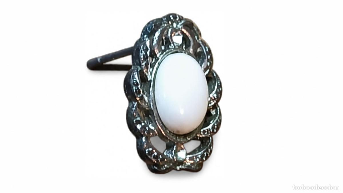 Joyeria: PENDIENTE VINTAGE - CABUJ&Oacute;N OVALADO BLANCO - MARCO CALADO CON RELIEVE
