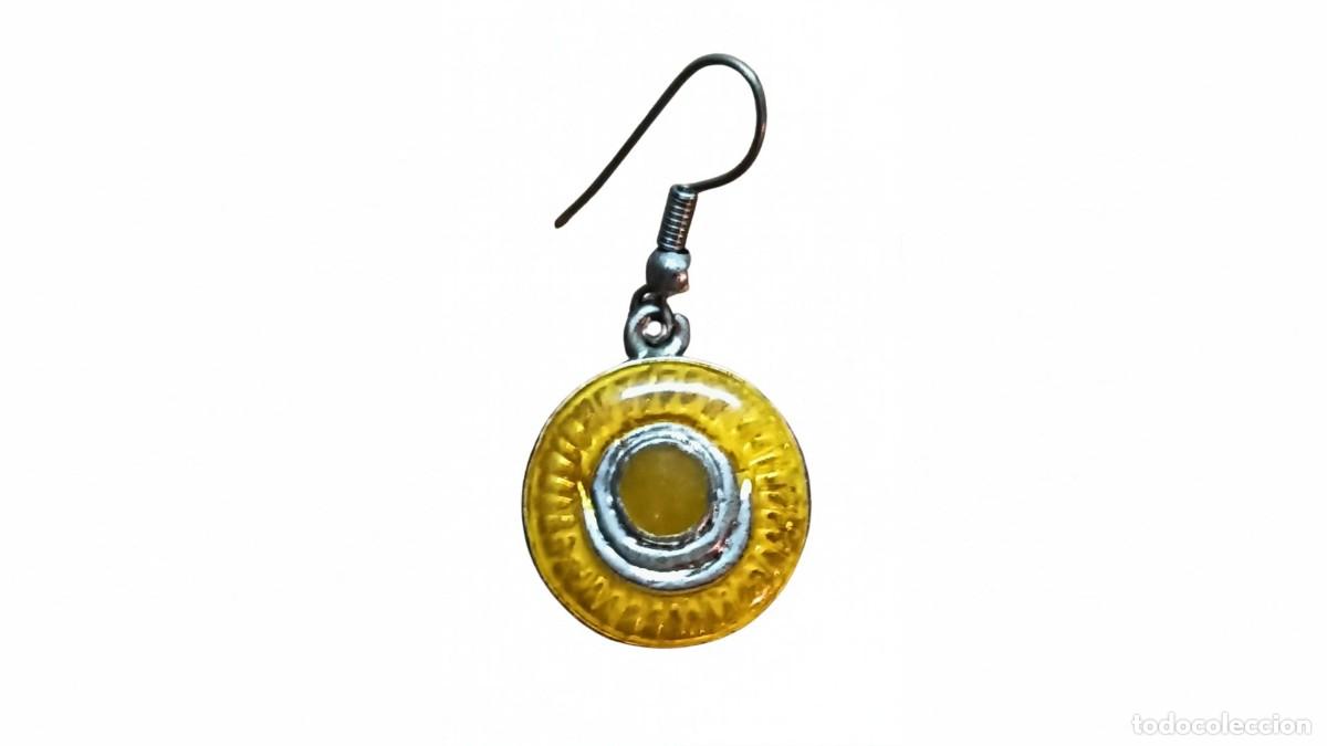 Joyeria: PENDIENTE VINTAGE - DISCO AMARILLO ESMALTADO CON ESPIRAL PLATEADA -