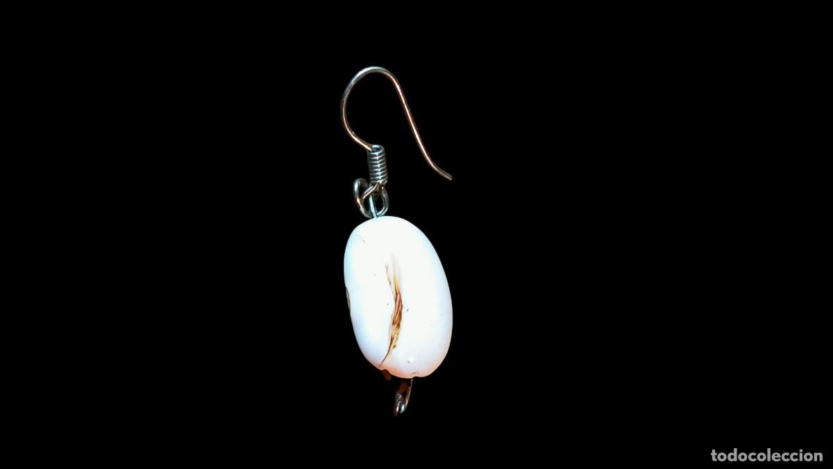 Joyeria: PENDIENTE DE CONCHA NATURAL TALLADA A MANO CON GANCHO DE METAL - FORMA OVALADA BLANCA