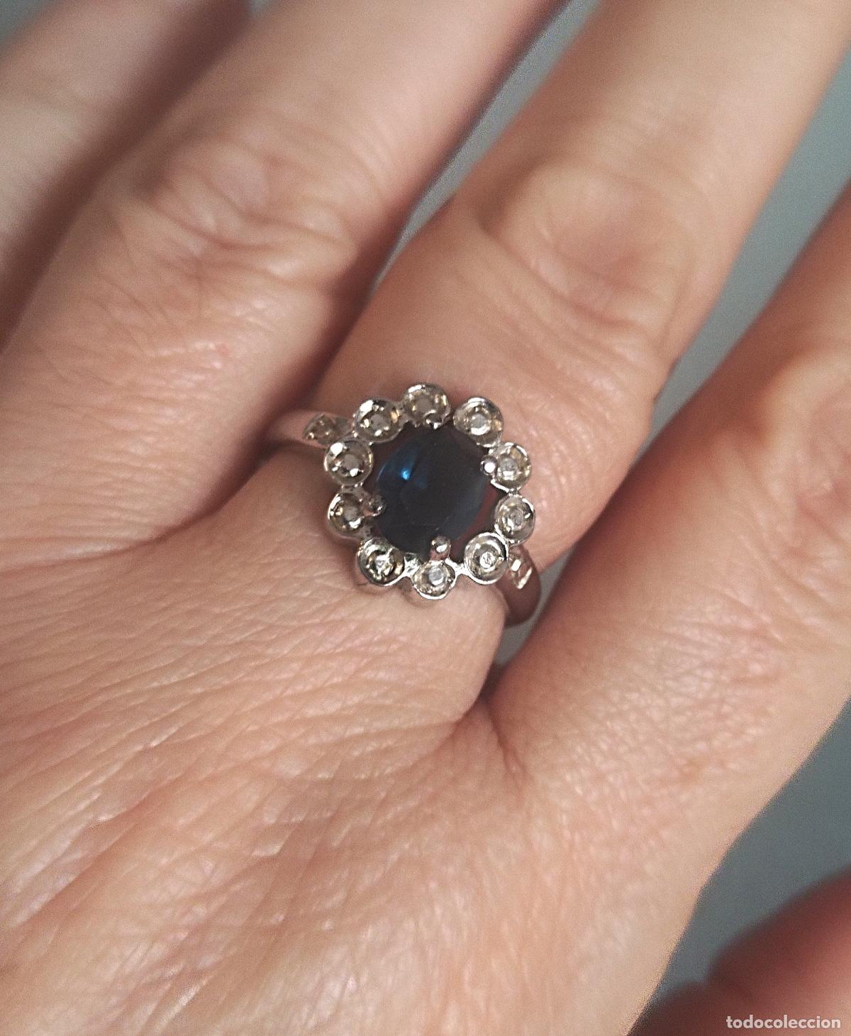Joyeria: Anillo de plata rodiada contrastada, piedra o cristal azul.