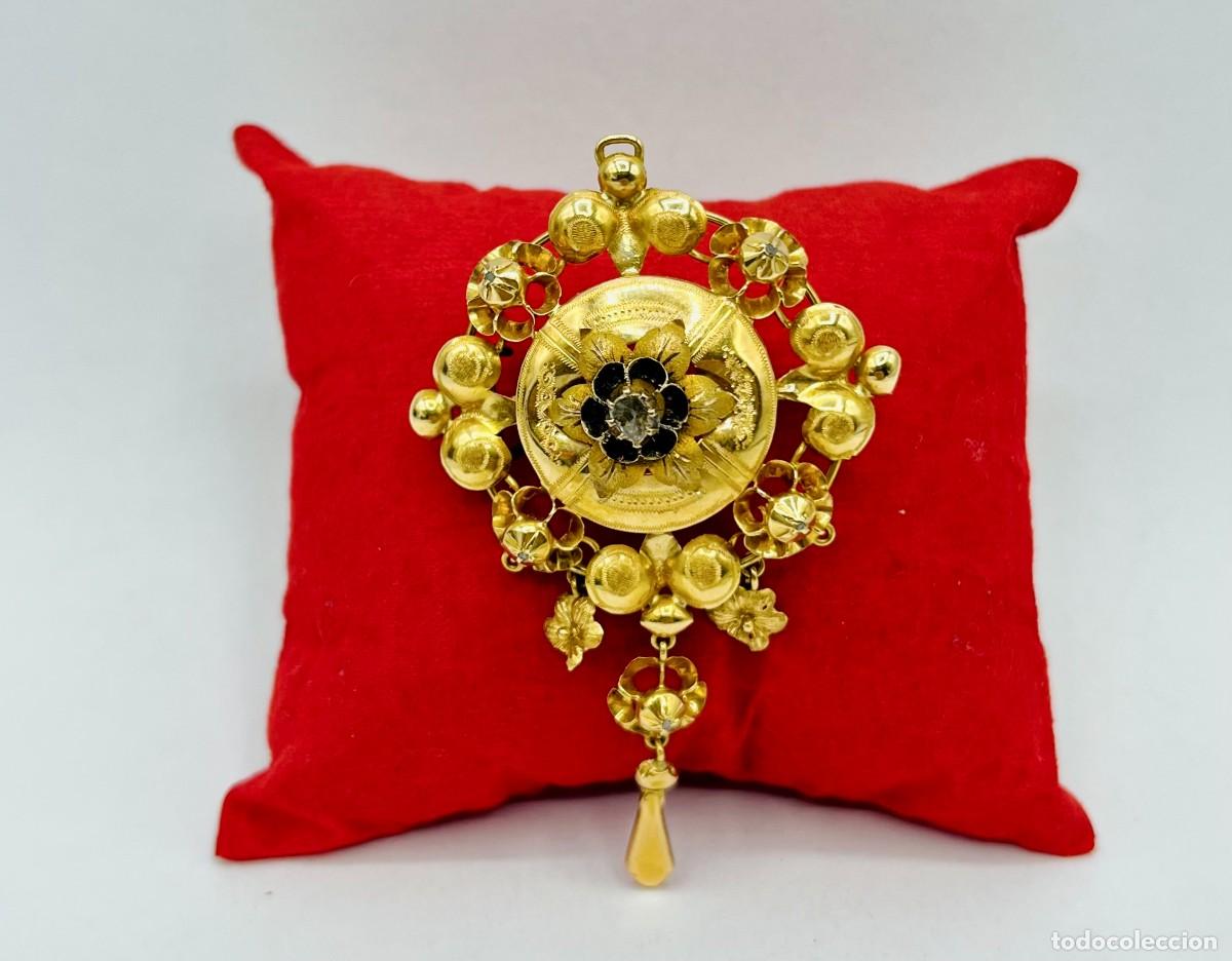 Joyeria: Broche colgante isabelino de oro con esmalte negro y colgantes joyer&iacute;a antigua siglo XIX